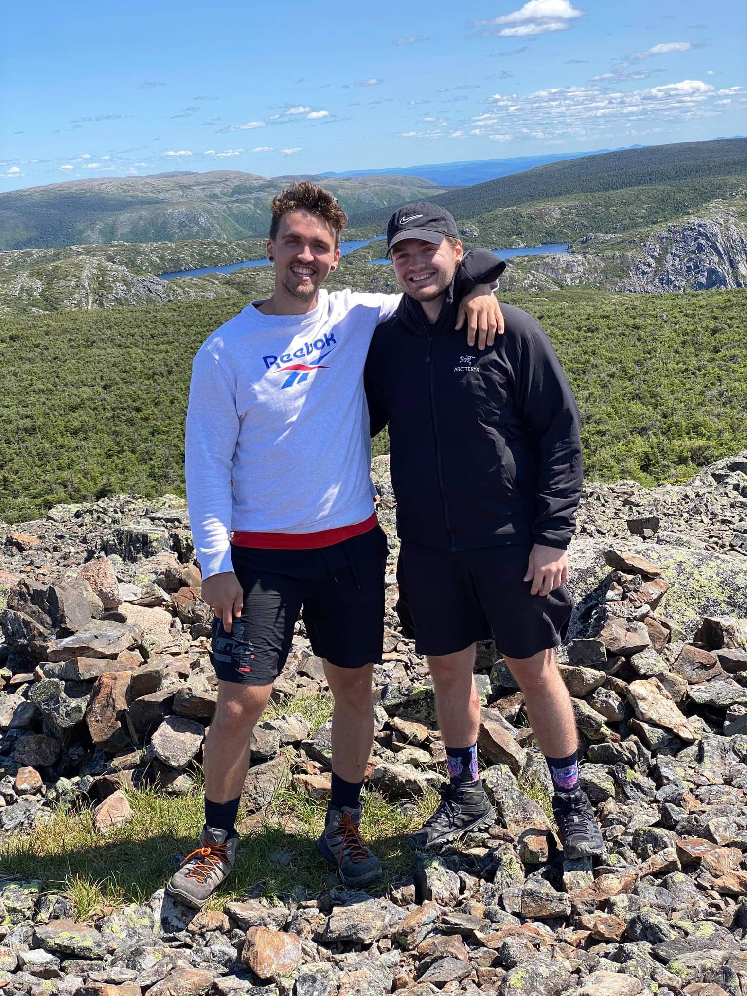 Photo de Thomas Desrosiers, développeur web junior et son frère
